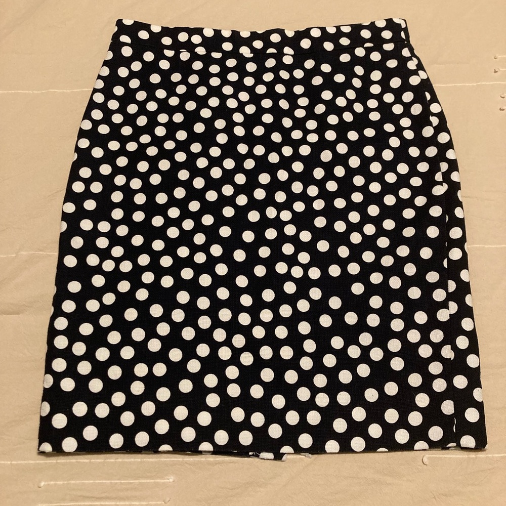 Beautiful pencil skirt, very quality material and super flattering